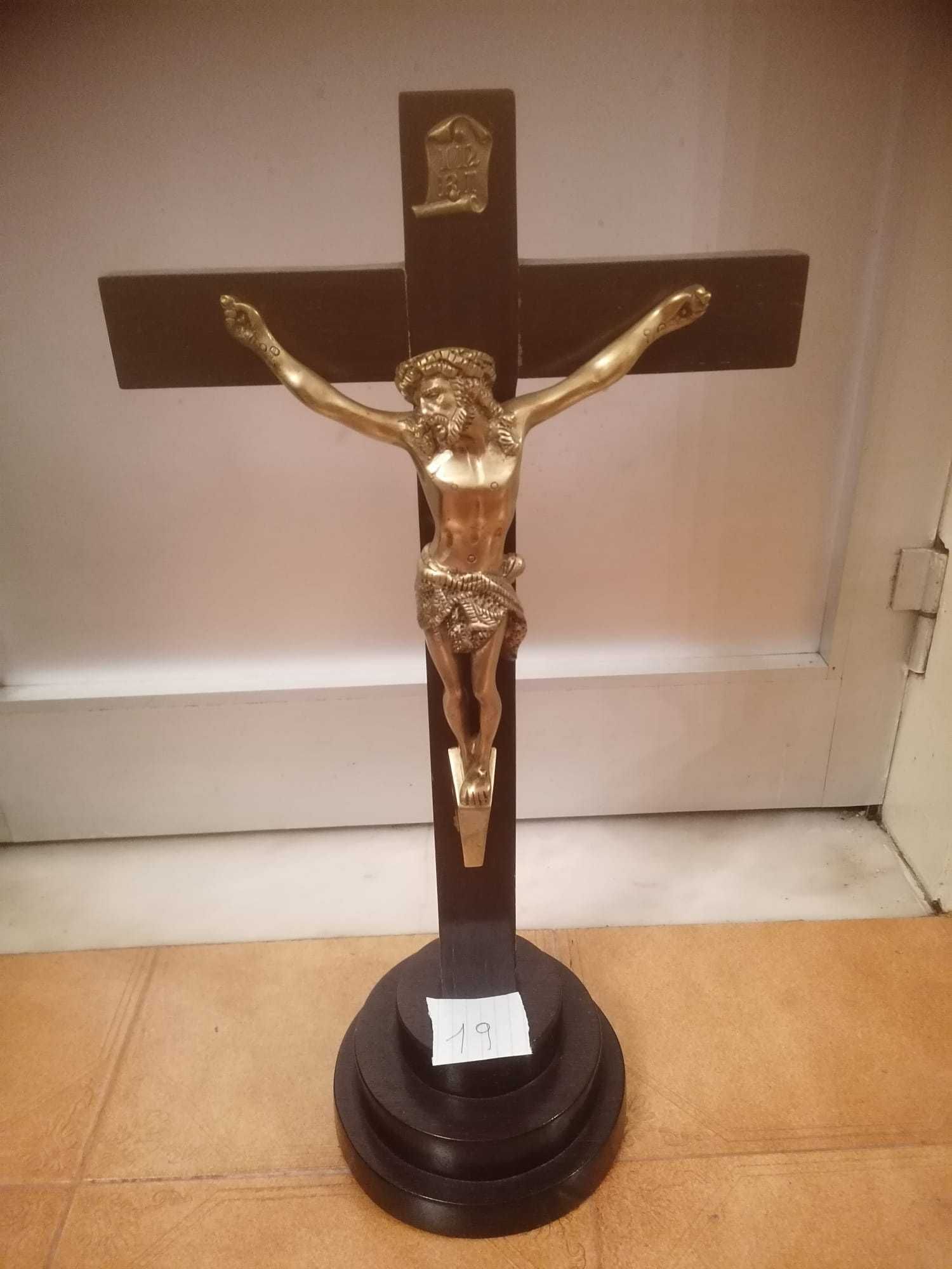 Crucifixo em madeira com Cristo pintado a ouro suíço