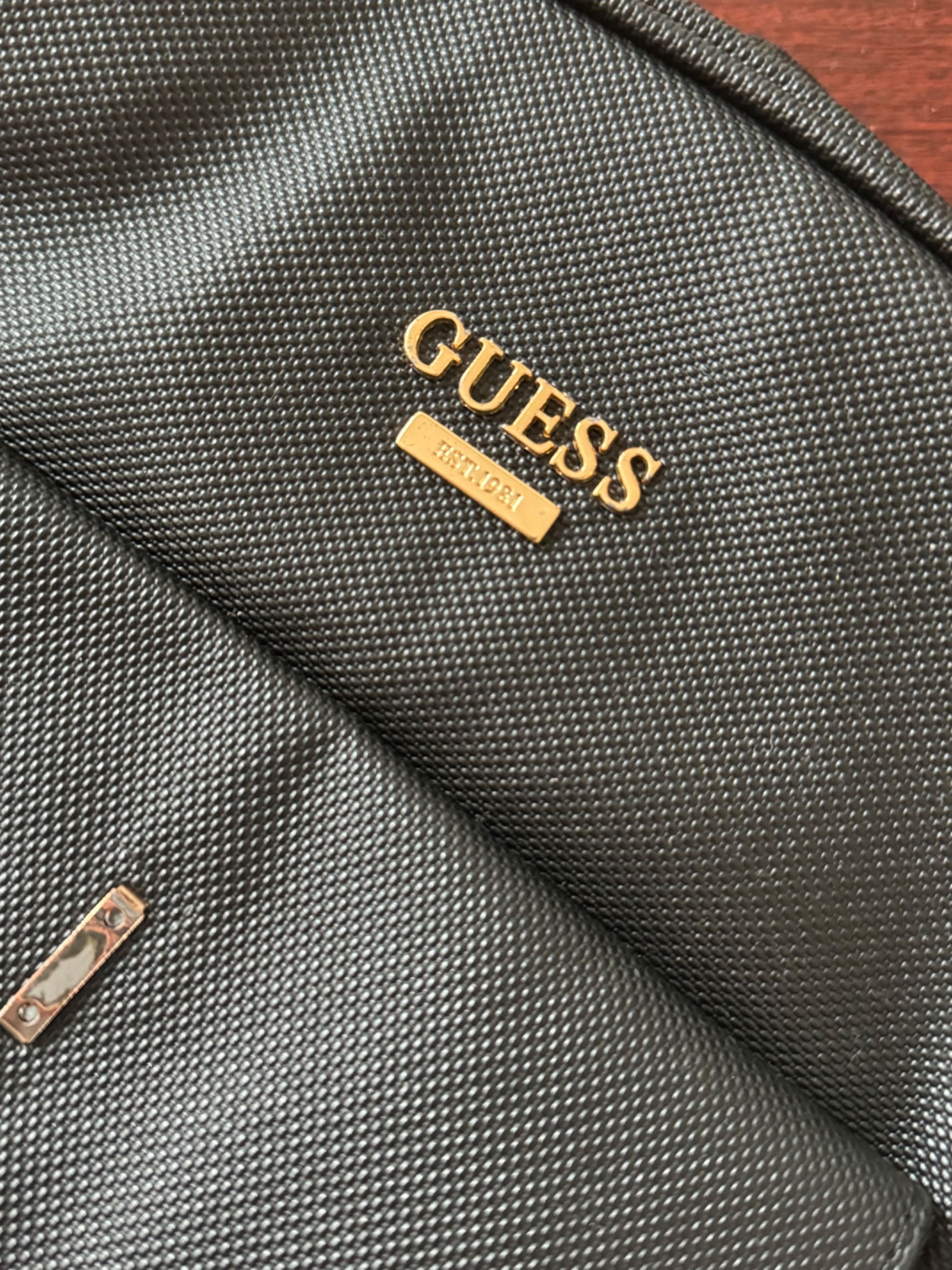 Czarny plecak GUESS