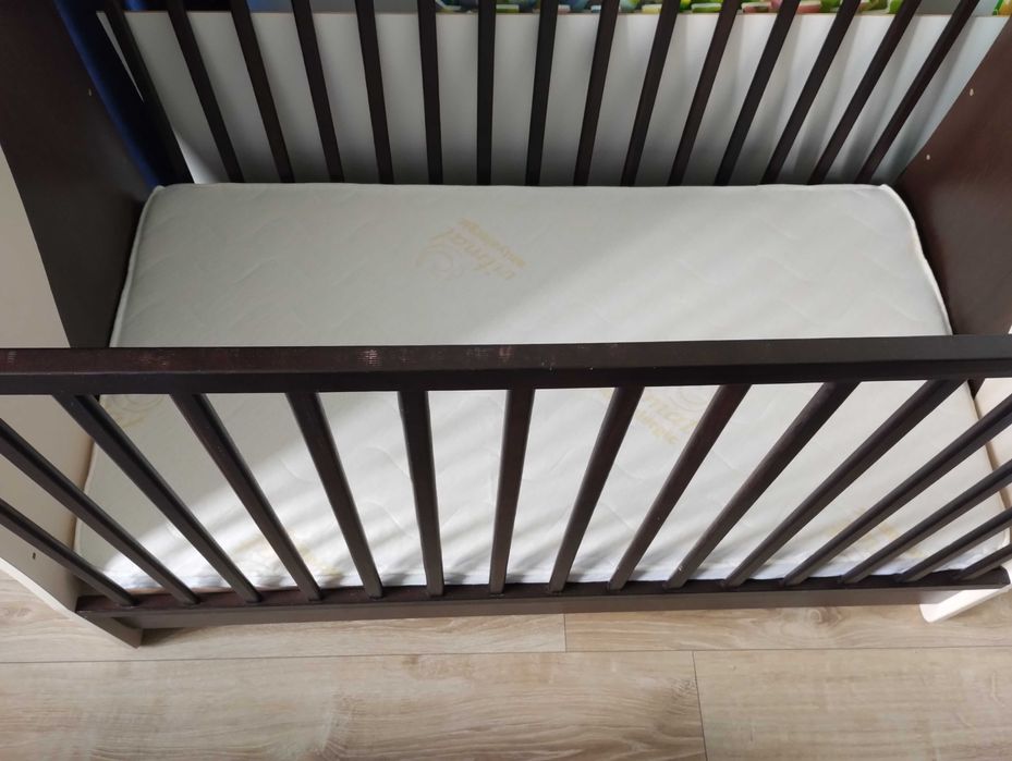 Łóżeczko dziecięce z szufladą i komoda z przewijakiem