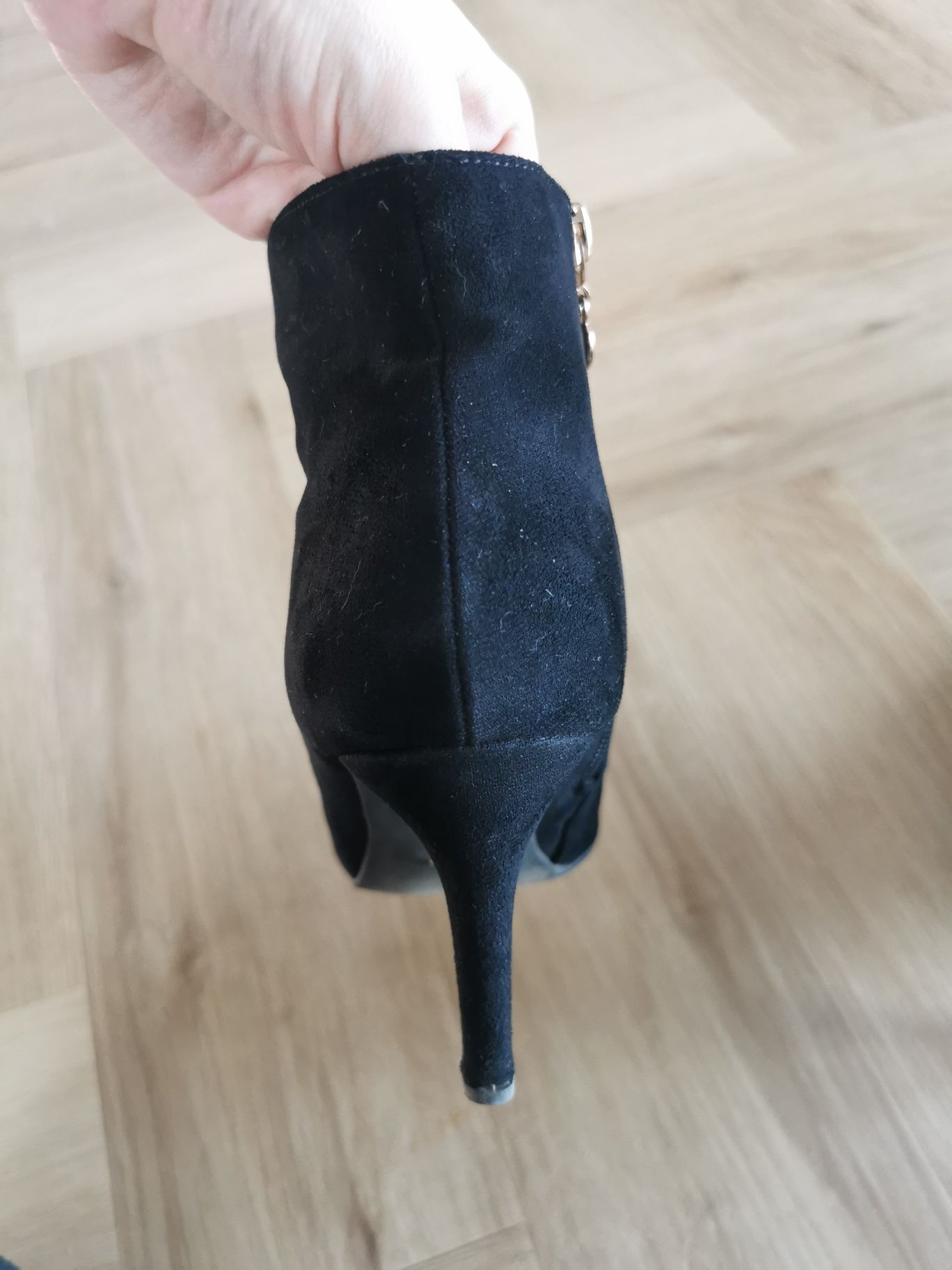 Botki zamszowe na obcasie
