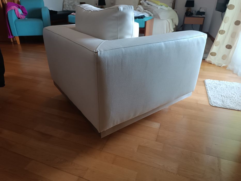 Poltrona em pele sintética — branco casca de ovo, pés em inox escovado