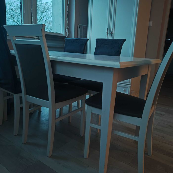 Sprzedam stół z krzesłami