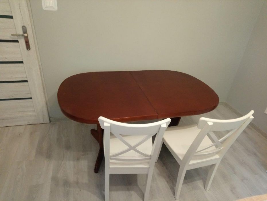 Piękny stół drewniany, rozkładany do salonu