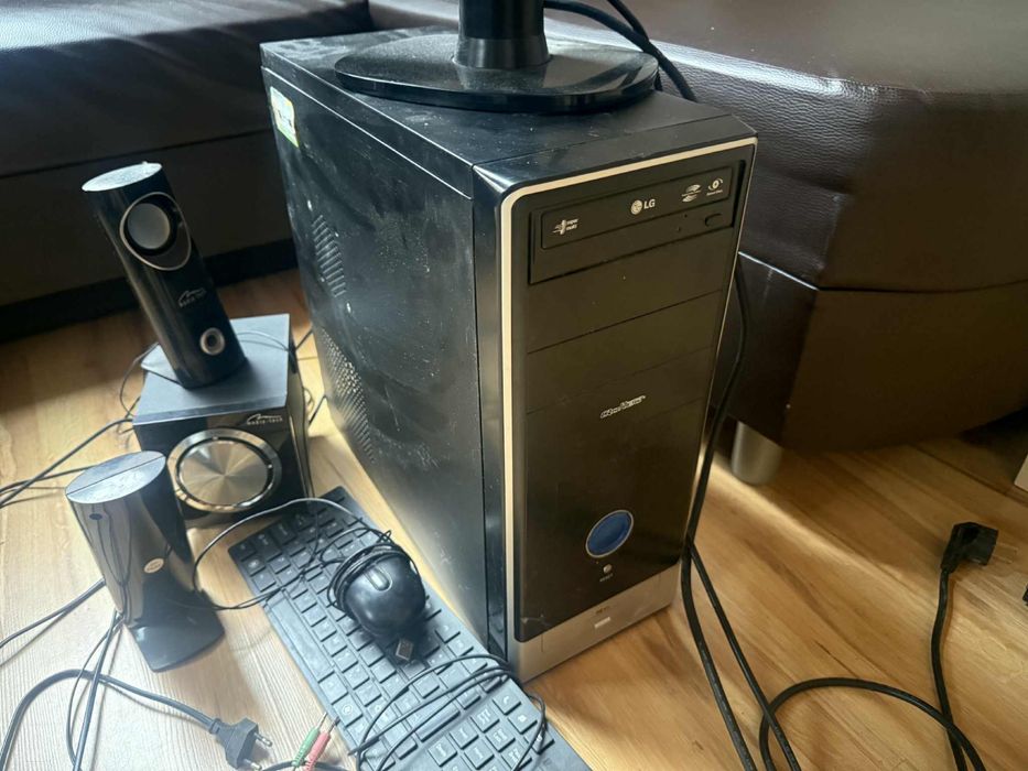 Komputer stacjonarny z monitorem klawiatura myszka i glosniki