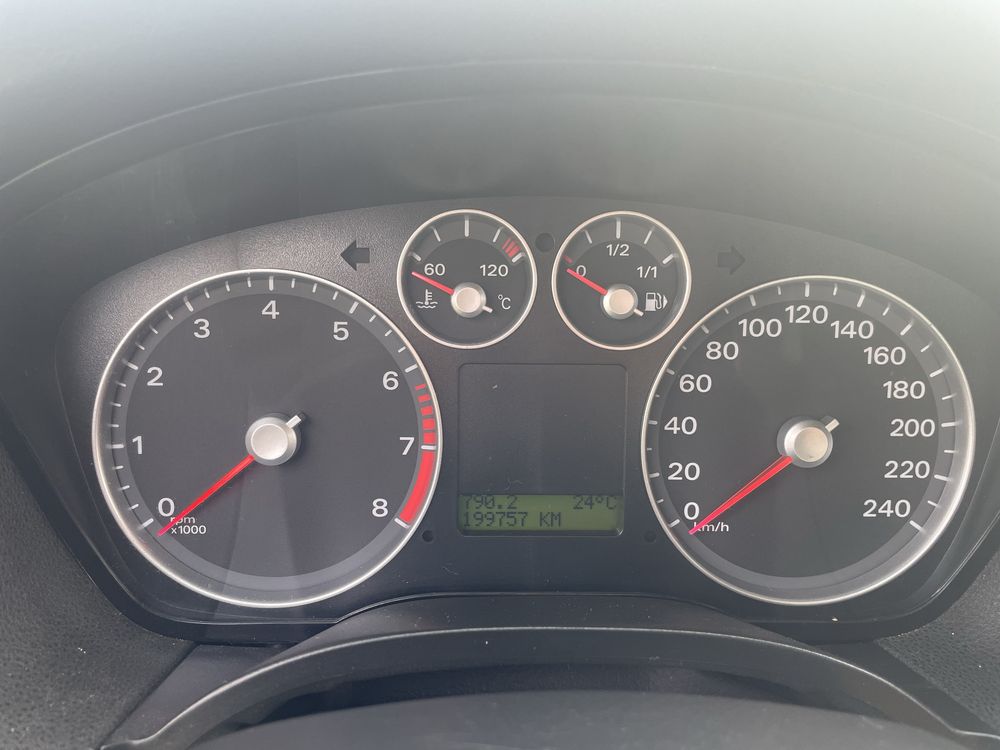 Ford Focus MK2 1.6 benzyna 100KM sedan GHIA