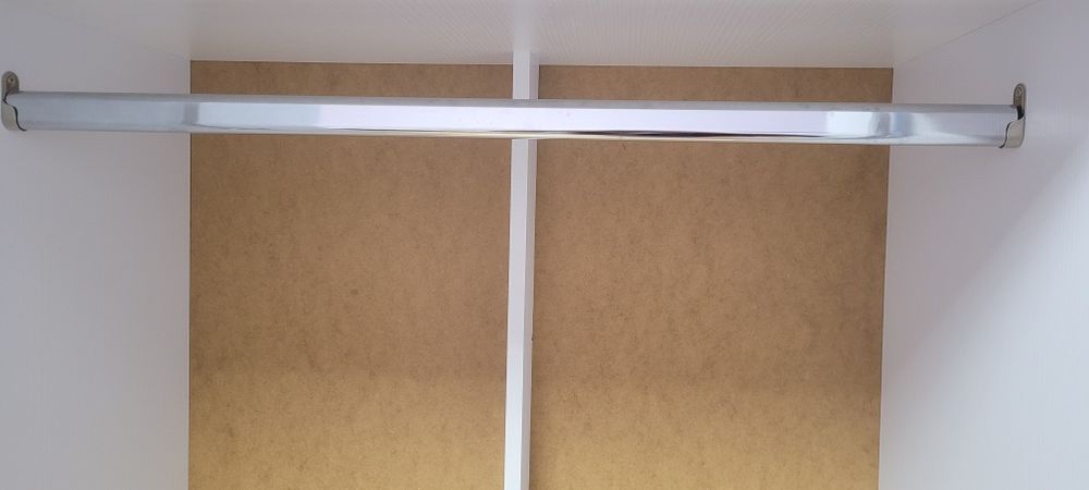 Шафа для одягу біла