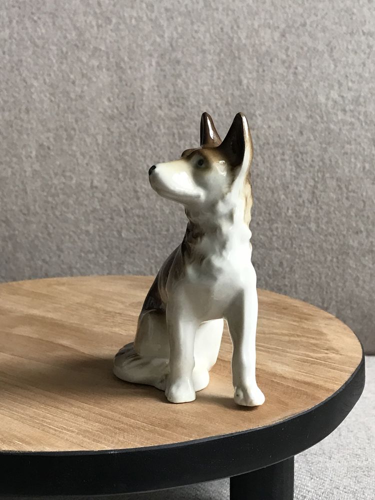 Porcelanowa figurka wilczur owczarek niemiecki