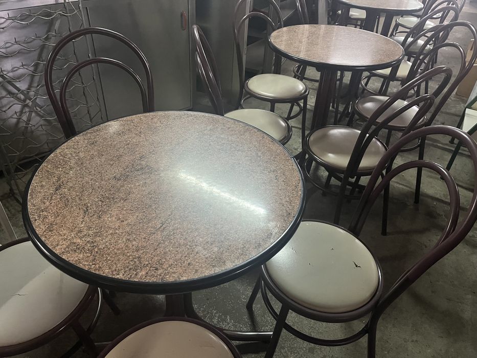 Cadeiras e mesas conjunto de 4 mesas com 16 cadeiras