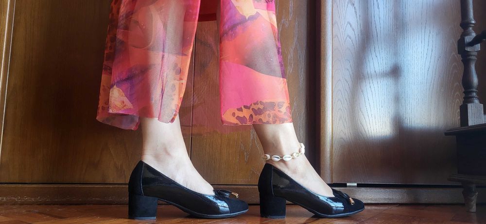 Sapatos pretos em Verniz e Camurça - Tam 37