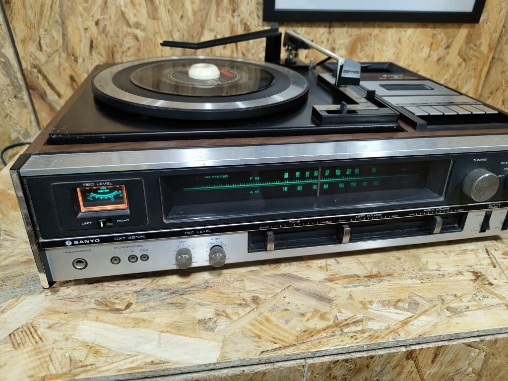 Aparelhagem sanyo anos 70, gira discos, radio e leitor de cassetes