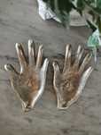 Duas mãos decorativas em metal
