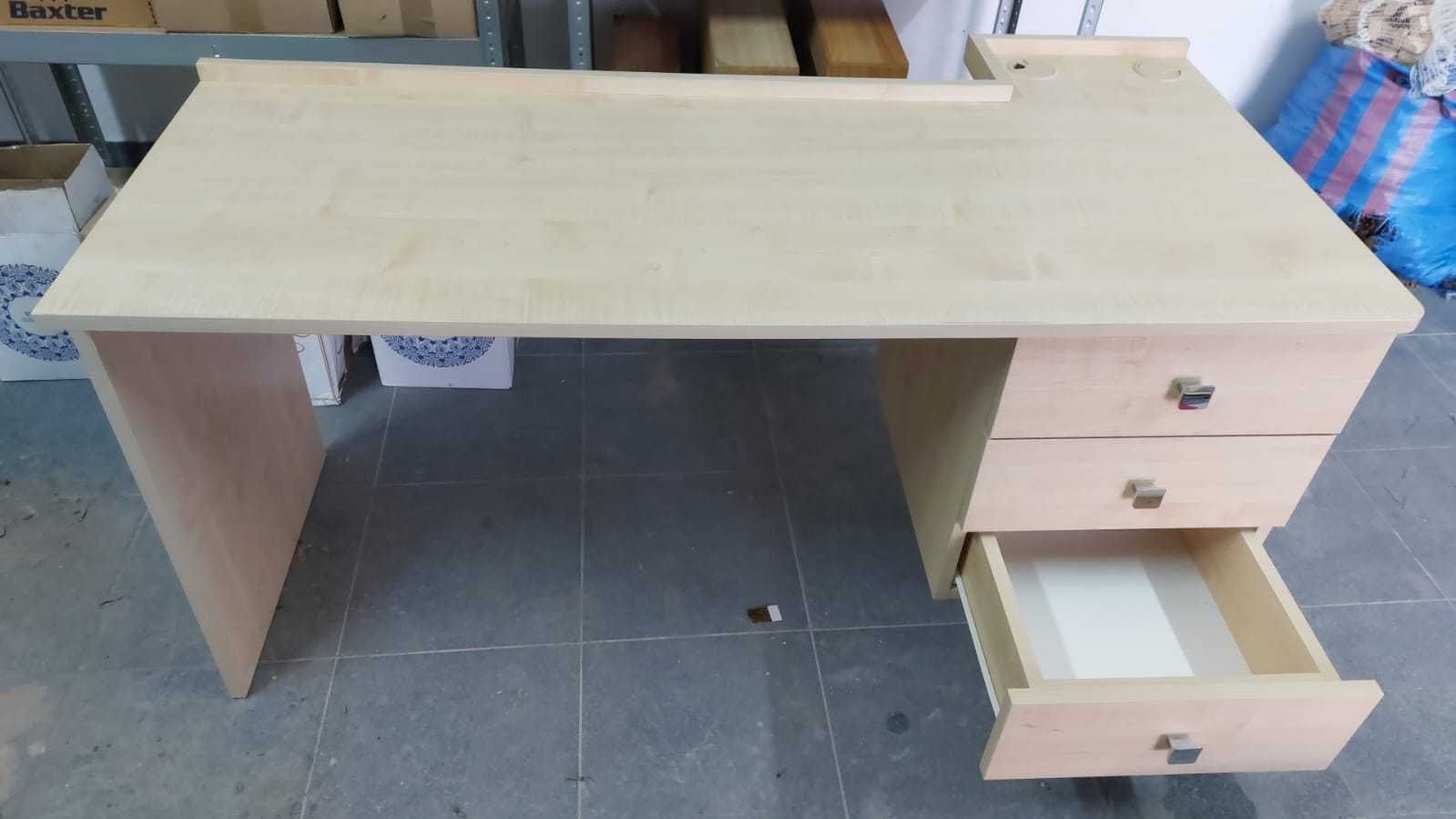 Biurko drewniane do pracy biurowej