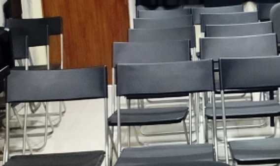 24 Cadeiras dobráveis. A 5 € cada.