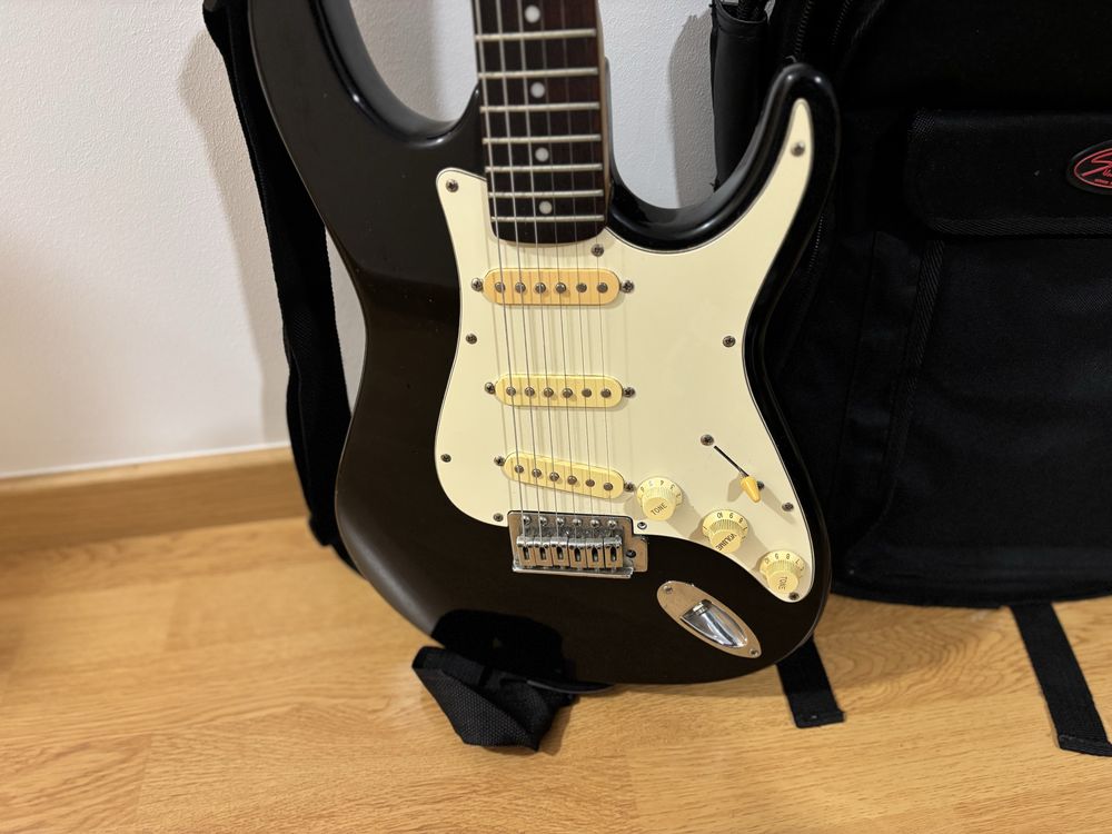 Guitarra Peavey Plus , usada poucas vezes,  vinda da inglaterra.