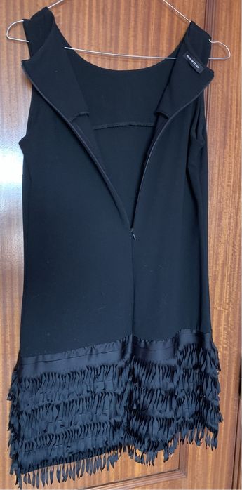 Vestido preto com franjas