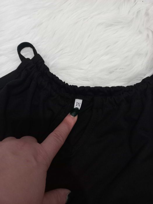 Sukienka wiązana na szyi z motywem kwiatowym