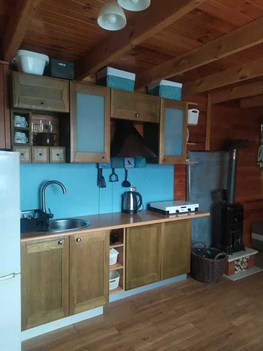 Domek nad jeziorem z działką, linią brzegową i pomostem