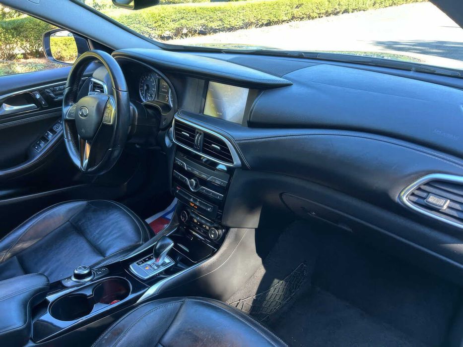 INFINITI QX30 Luxury      2017