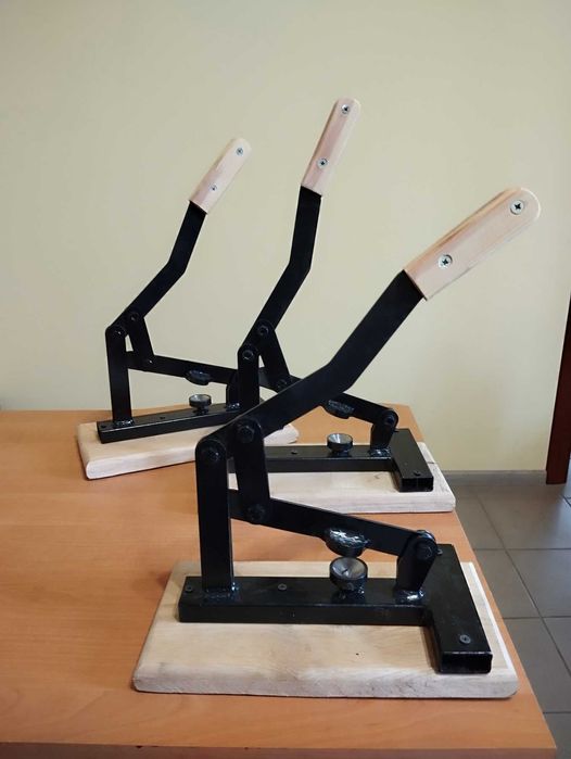 Металевий горіхокол (горіходавка) з дерев'яною ручкою