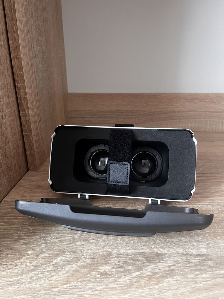 VR окуляри в поєднані з телефоном.