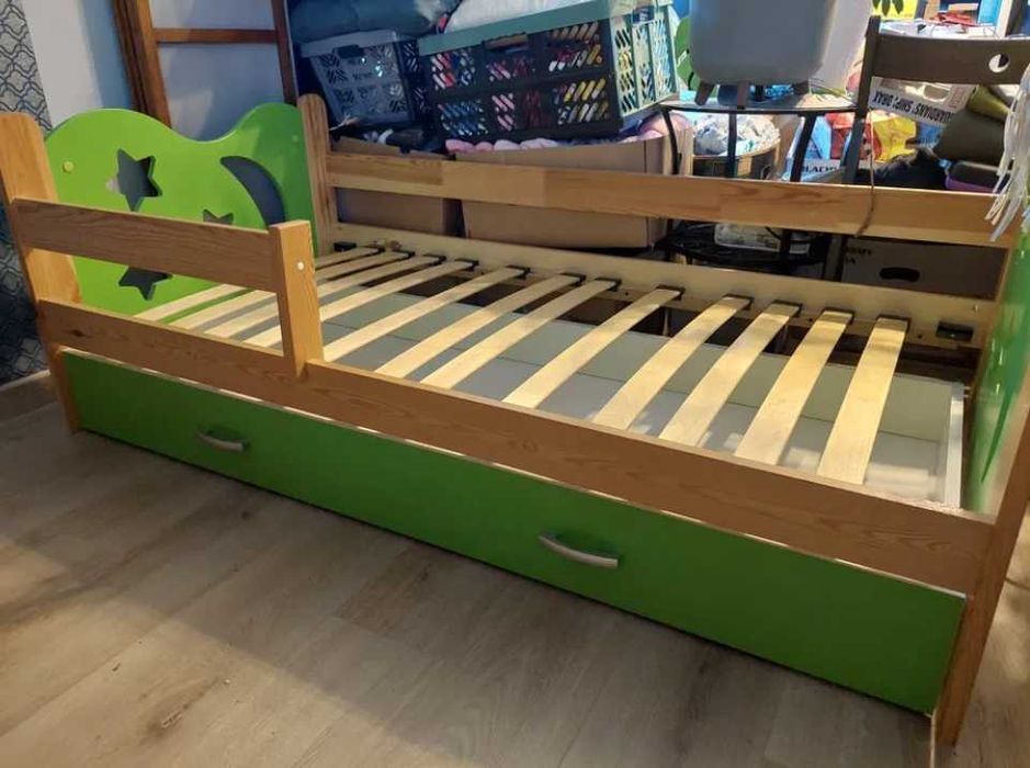 Łóżko drewniane 165x85 cm z barierkami i materacem