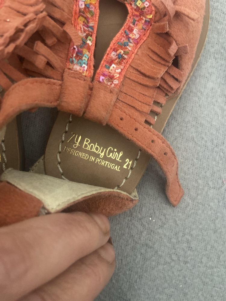 Sendalias e sapatos crianca