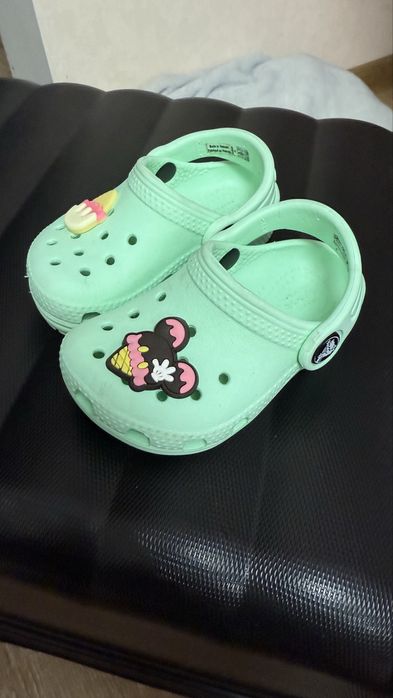 Прлдам дитячі тапки crocs