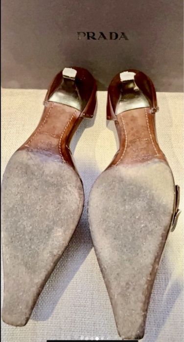 Sapatos em pele castanho da Prada