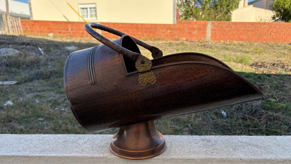 Cesto para lenha em latão