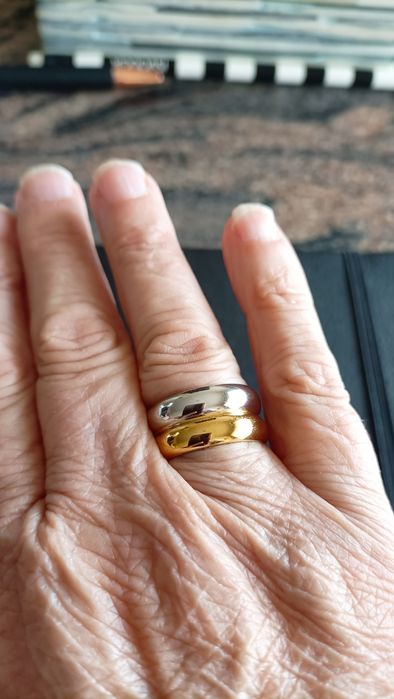 Aliança em aço dourado e prateado.