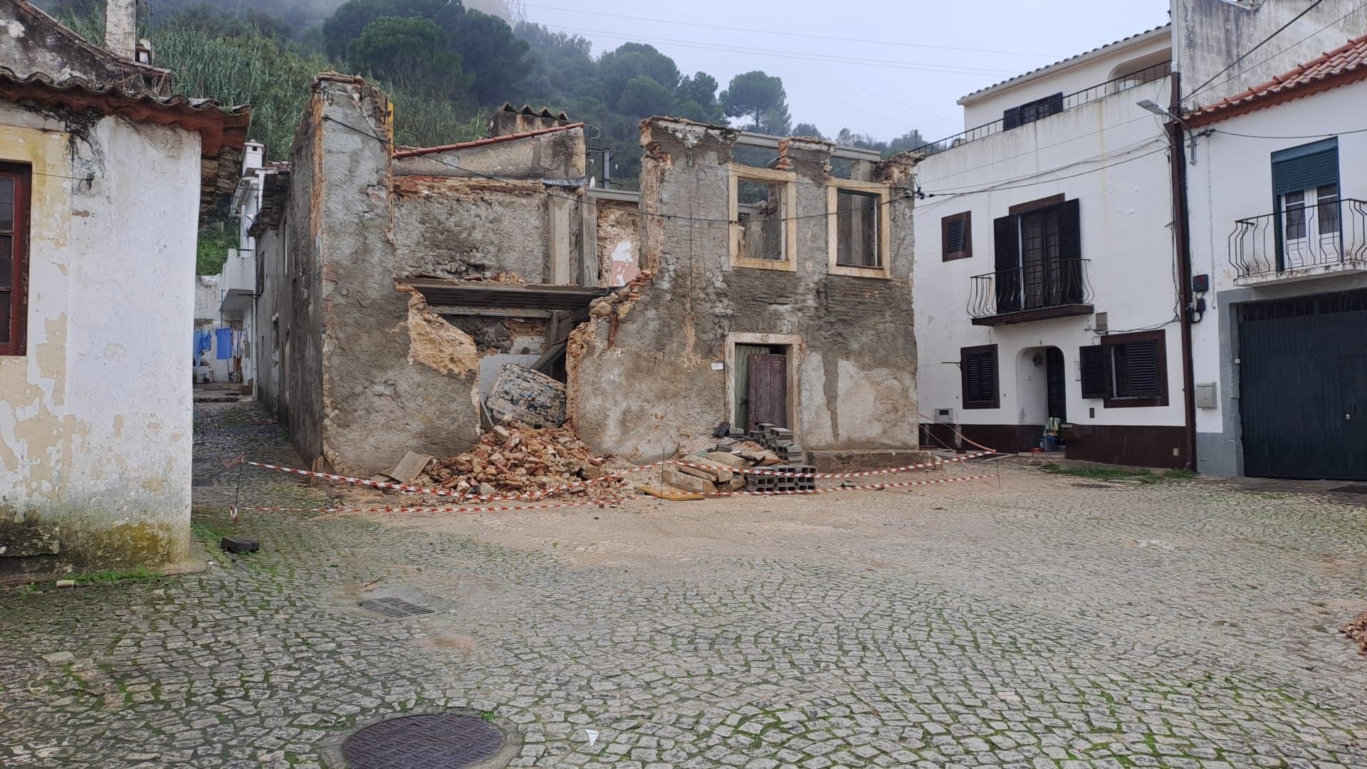 2 moradias para remodelacao total em Santarém