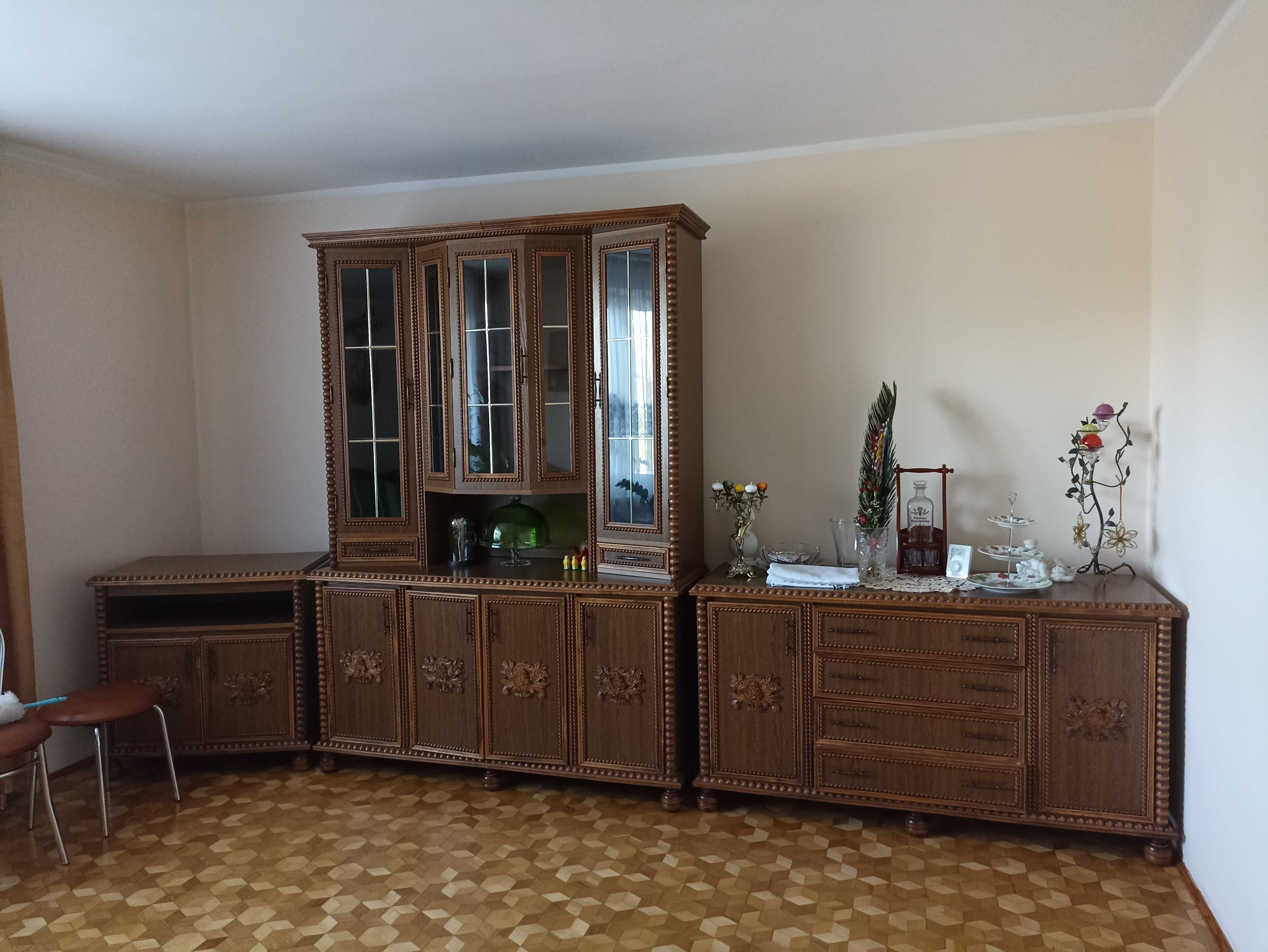 Regał: serwantka-witryna, dwie komody