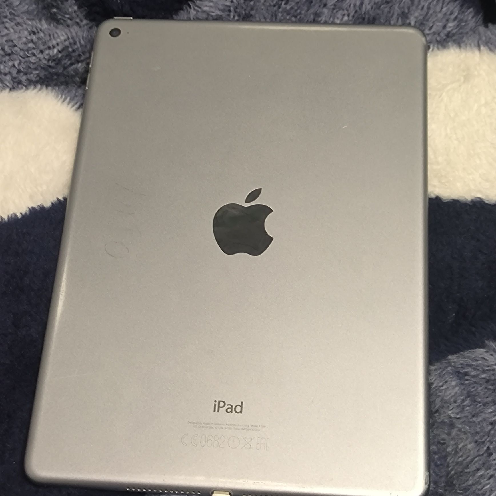 Apple A1566 iPad Air 2 Wi-Fi  цілий без iCloud