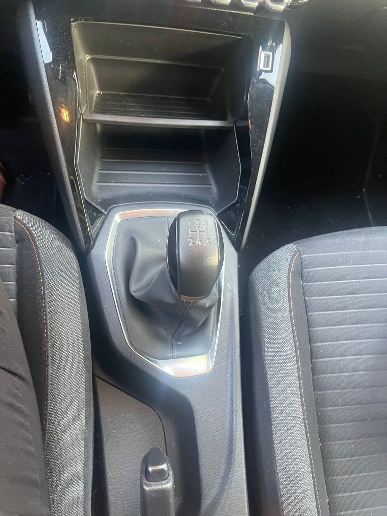 Peugeot 208 de 2021 58.000mil km 75cv