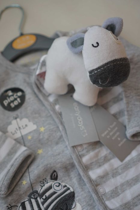 Pajacyk niemowlęcy z maskotką  rozmiar 62 -68cm (3-6 miesięcy)