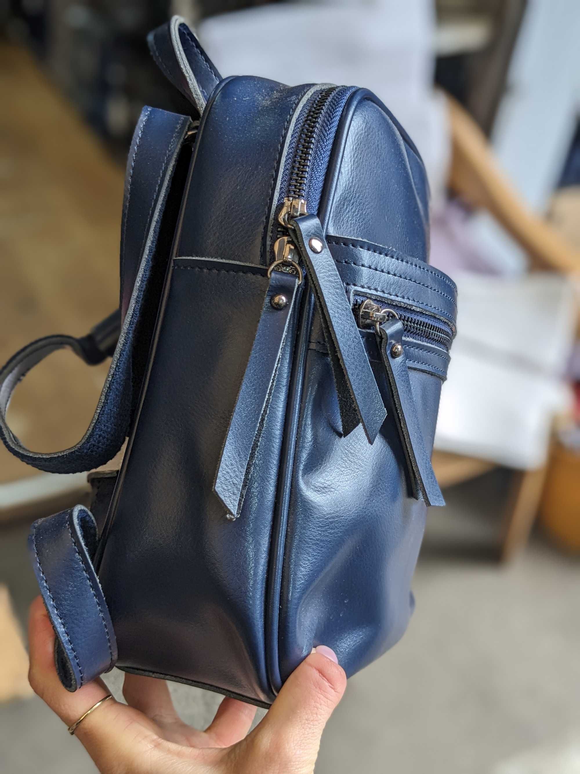 Компактний шкіряний сумка-рюкзак темно-синій