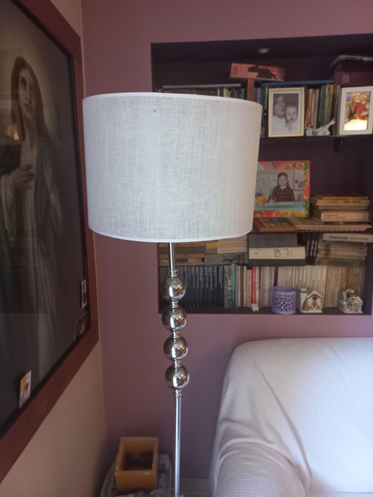 Srebrna Stylowa lampa pod podłogowa