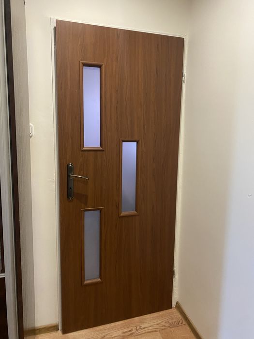 5 drzwi pokojowych, 1 łazienkowe, 1 do kotlowni