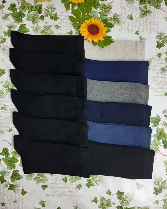 12 pares de meias pretas e cores sortidas.