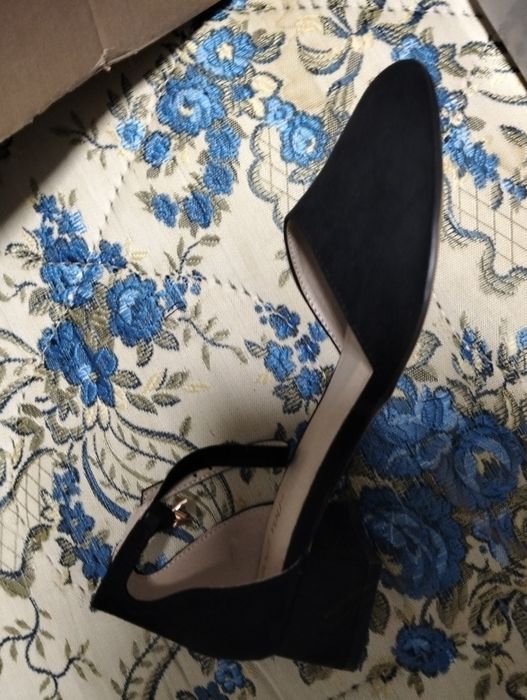 Vendo sapatos com salto baixo