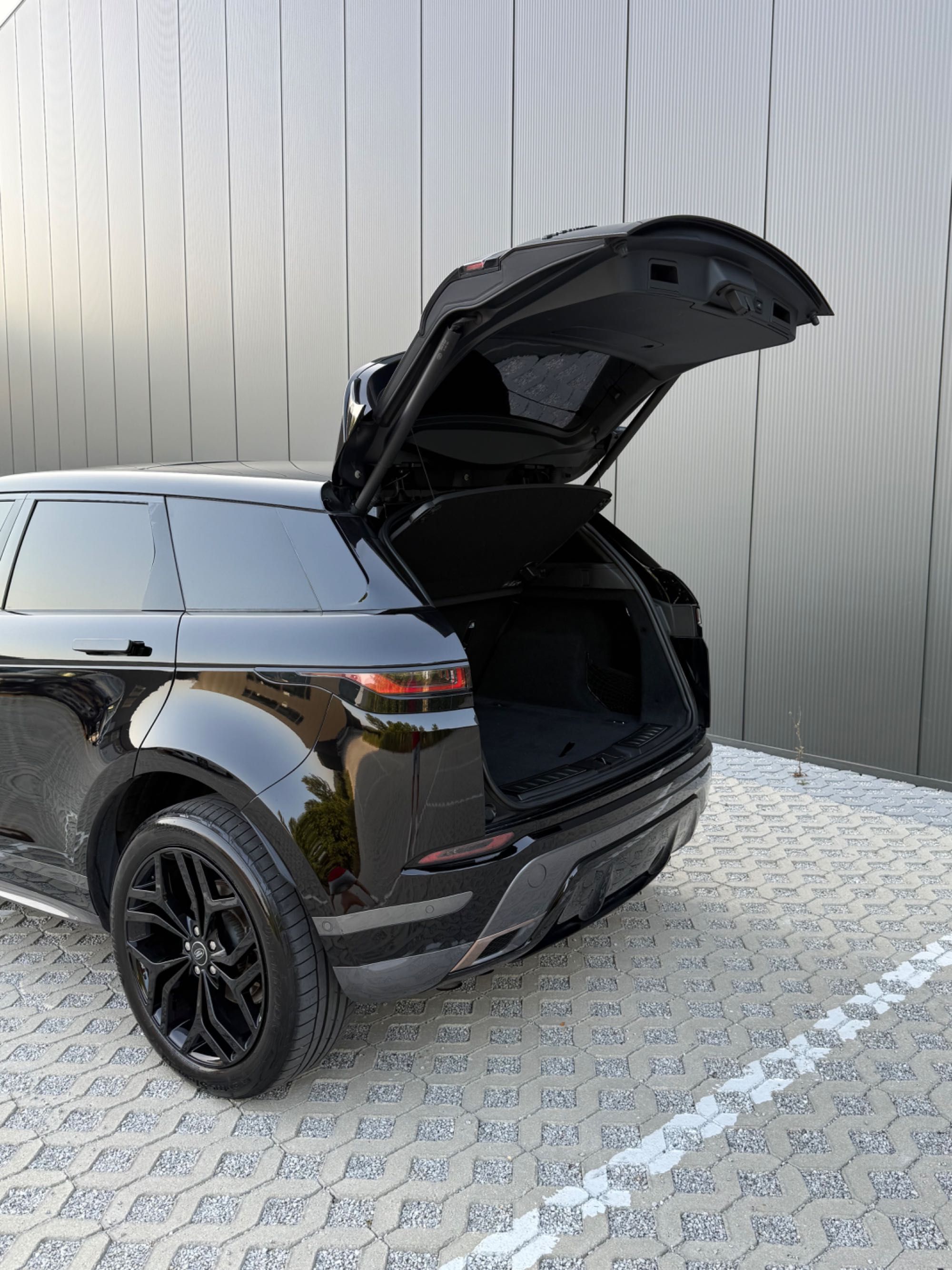 Land Rover Evoque R Dynamic 2.0 D150