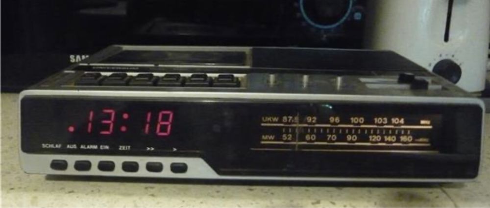 Винтажные Часы будильник приемник магнитафон Universum UCR-1801