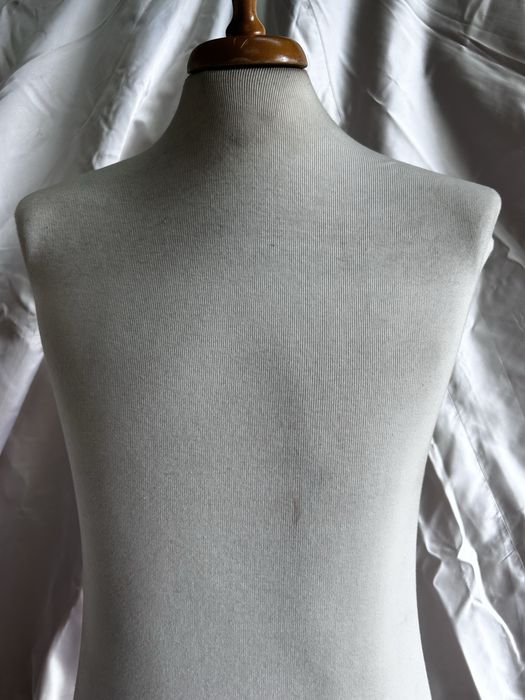 2 Busto de manequim com base em madeira – tamanhos diferentes