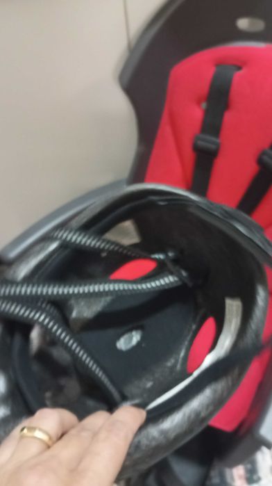 Cadeirinha de bicicleta incluso o capacete em ótimo estado de uso
