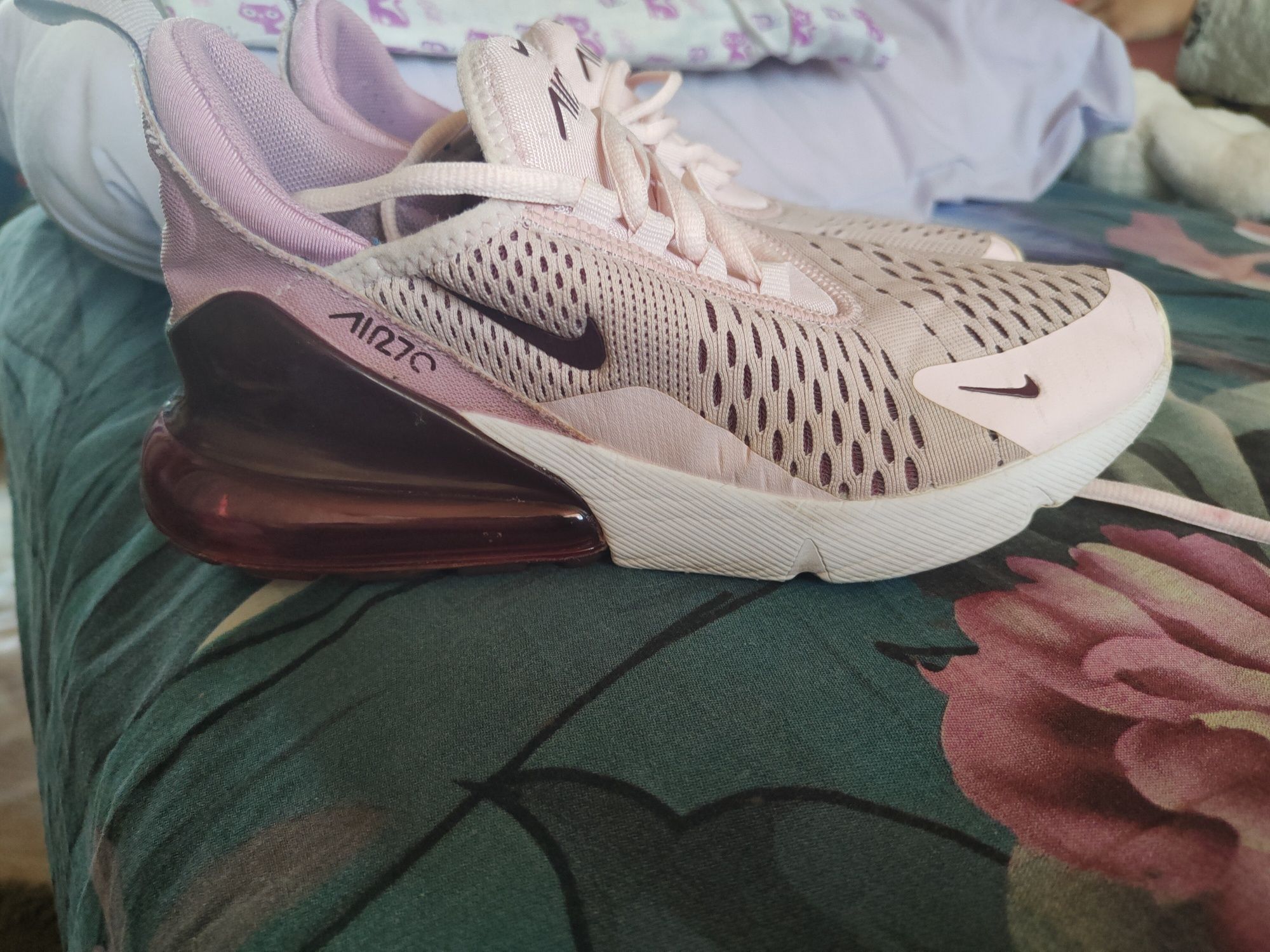 Продам кроссовкиNike AIR MAX 270 
кросовки оригін
