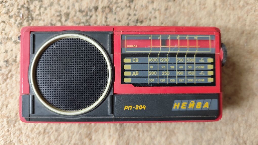 Oldschoolowe radio tranzystorowe Nejwa PR-204
