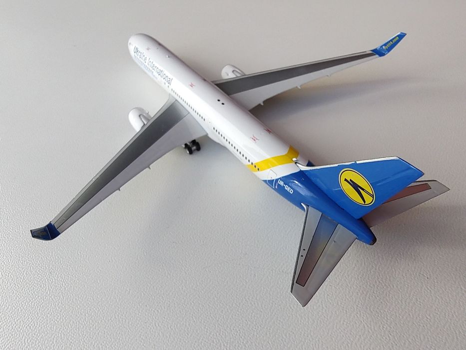 Модель літака, модель самолета Boeing 767-300ER, МАУ, Phoenix 1:400