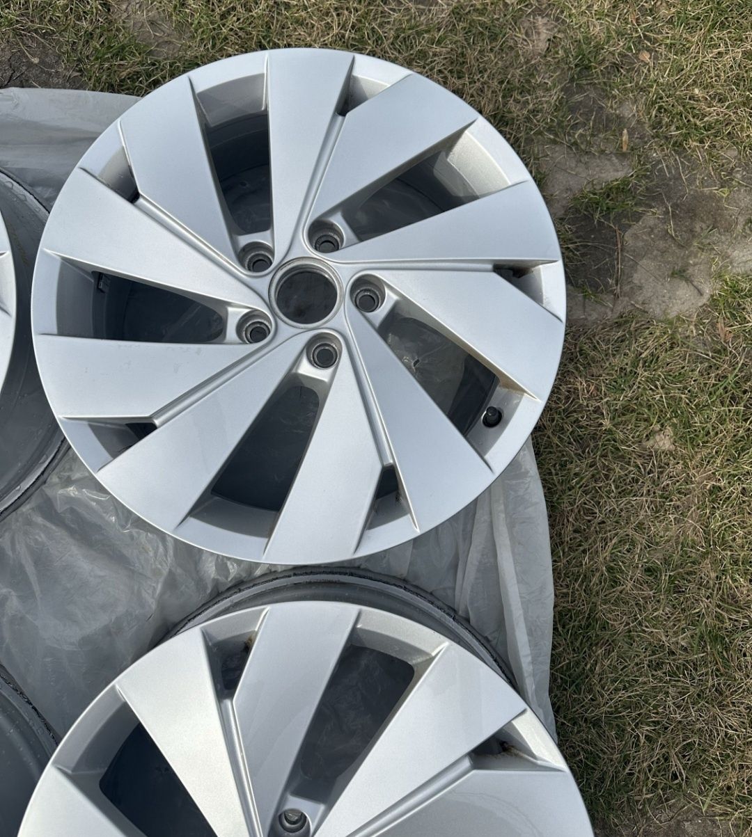 5x112 R17 VW Golf 8 Felgi aluminiowe Oryginalne Alufelgi Belmont 5H0