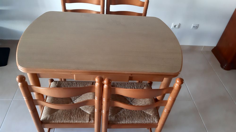 Mesa cozinha extensível 4 cadeira.excelente estado.entrego zona Lisboa