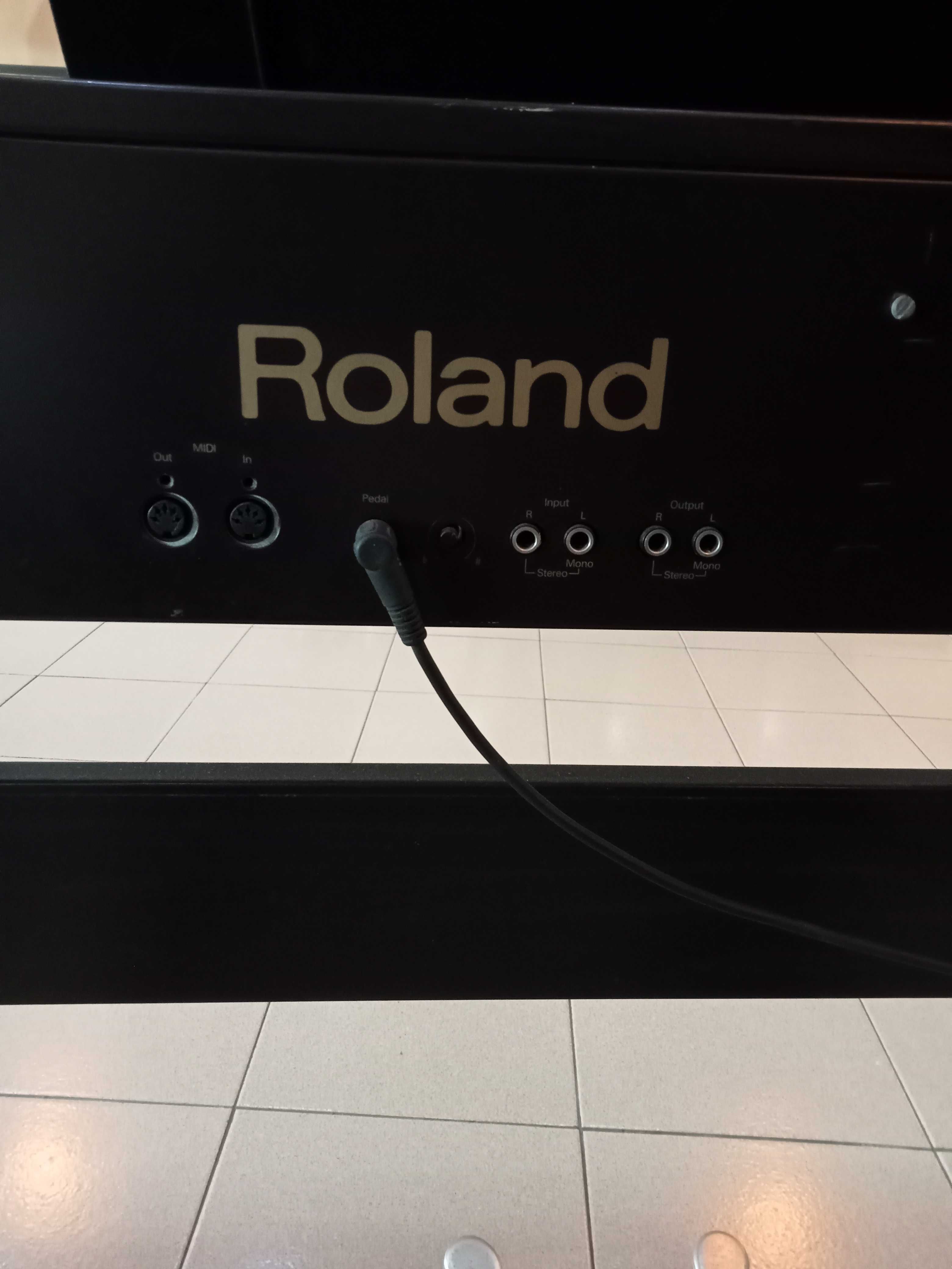 Piano ROLAND HP136